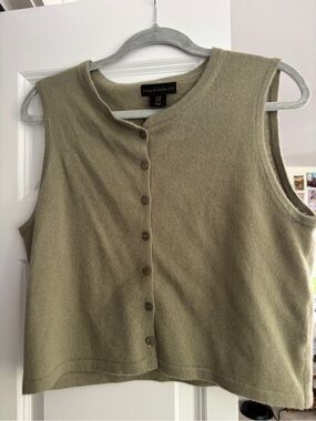 100% Cashmere House of Harlow Olive Sleeveless Button-Front Top